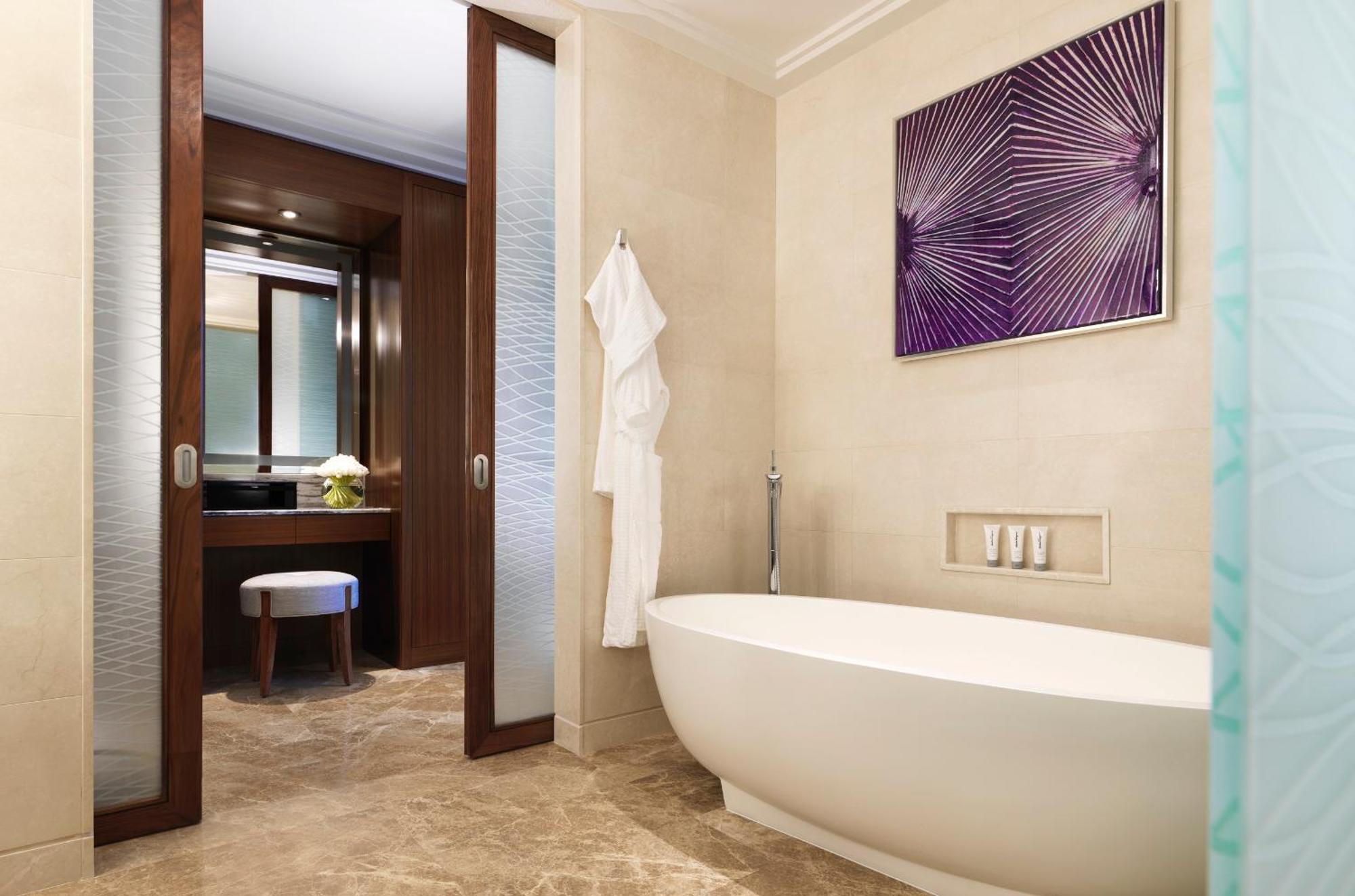 Deluxe Waterfront King Room