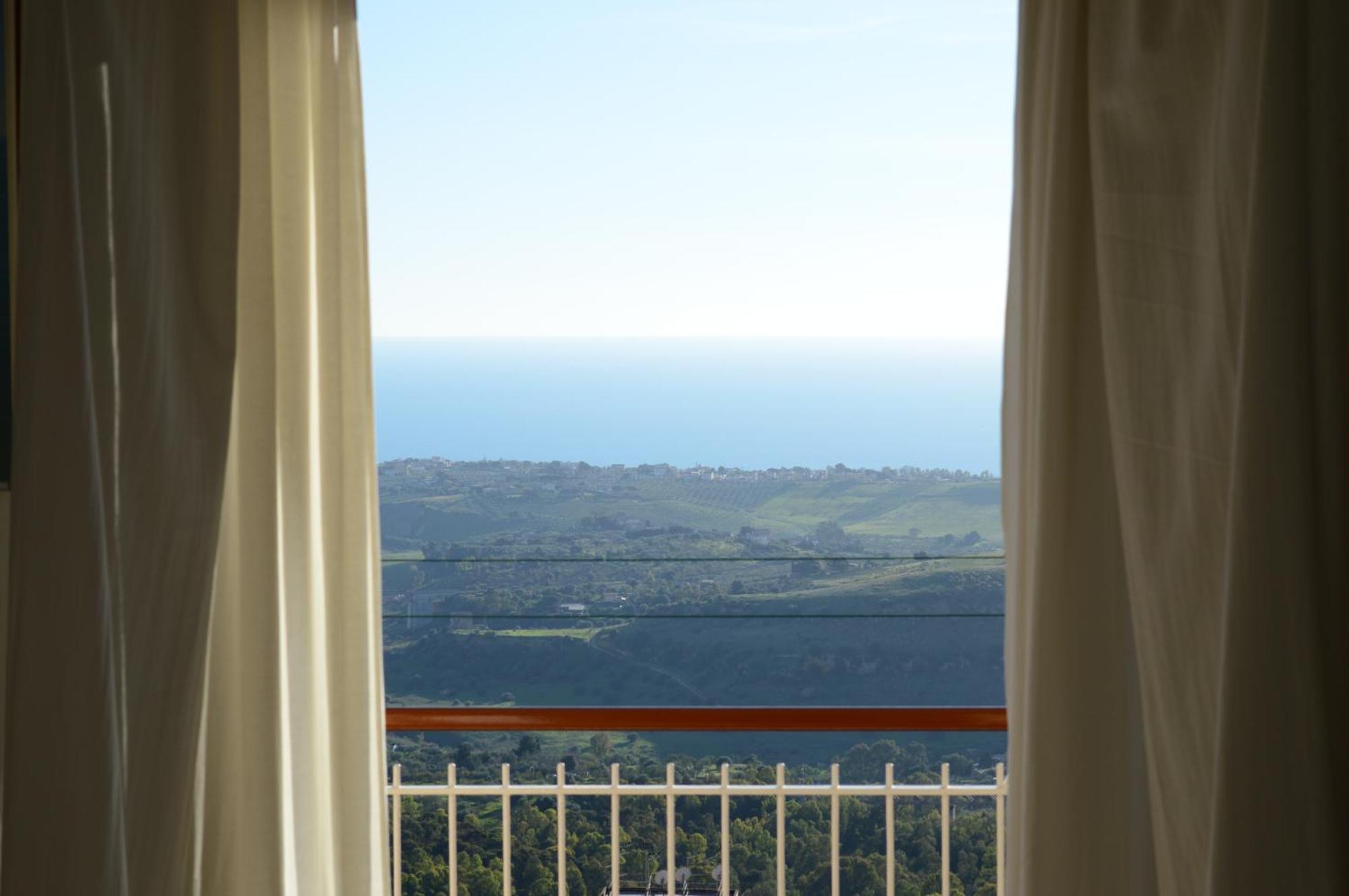 Camera Tripla con Cucina, Balcone e Vista Mare