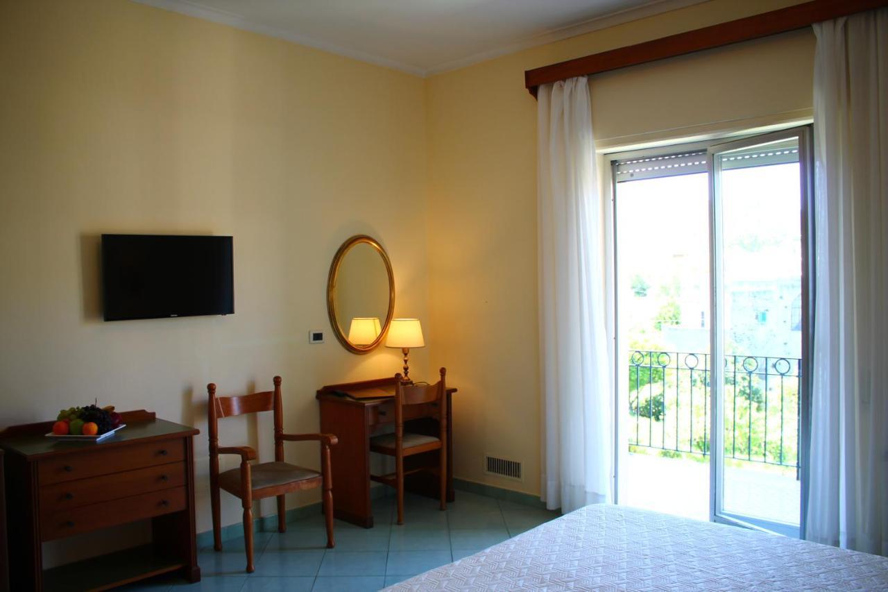 Camera Doppia con Letto Supplementare e con Vista Giardino