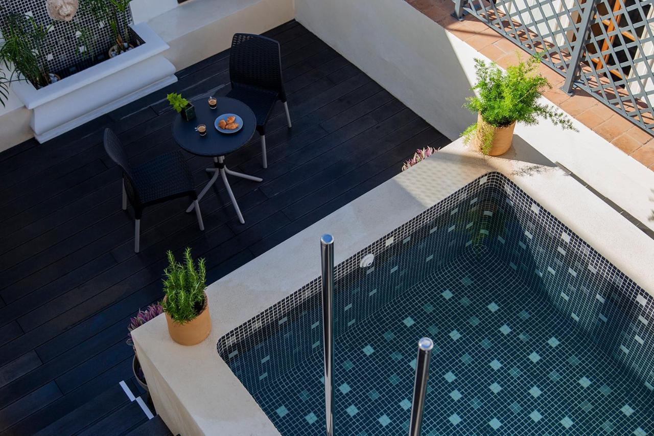 Camera Matrimoniale su 2 Livelli con Terrazza e Piscina