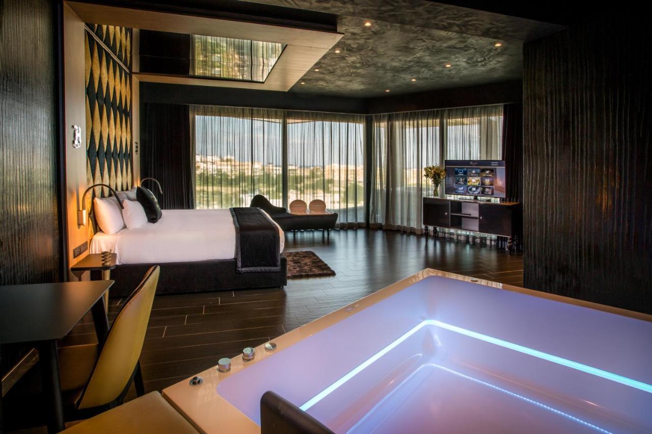 Superior Suite Terrace Hot Tub