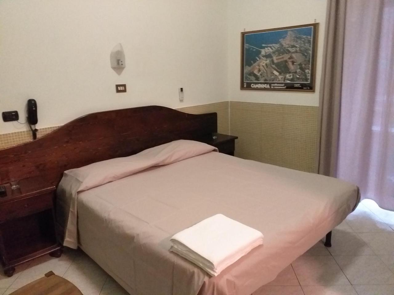 Camera Matrimoniale/Doppia con Letti Singoli con Bagno in Comune
