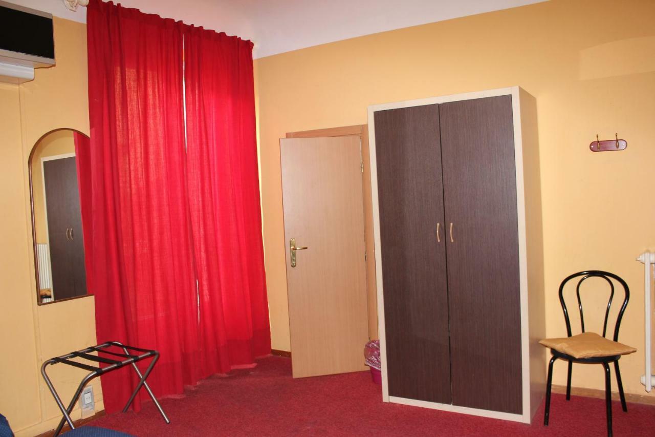 Quintuple Room