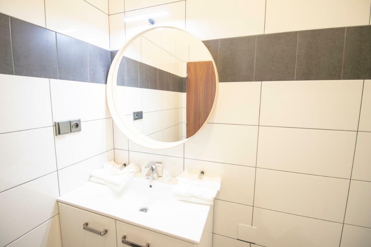 Camera Deluxe 2 con Bagno Privato Esterno (8 Persone)