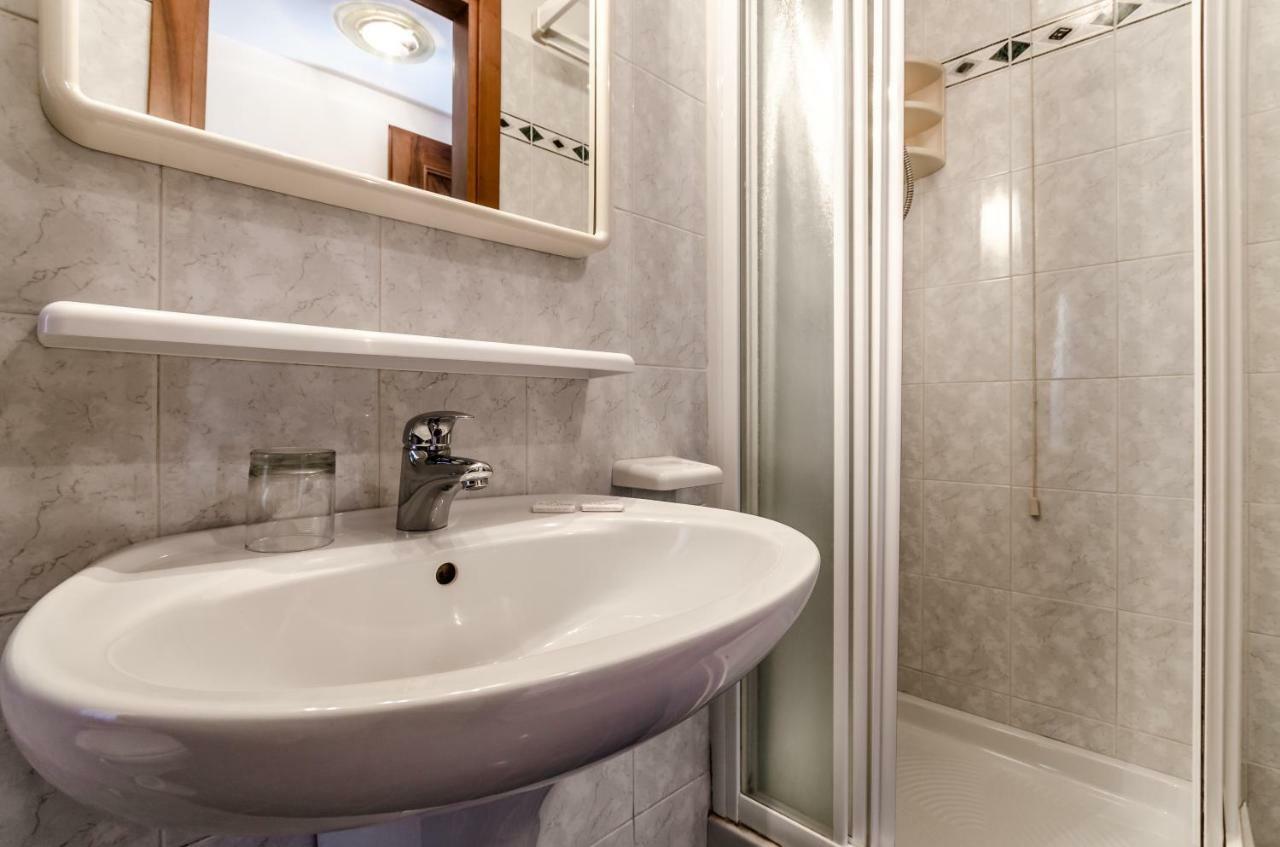 Camera Matrimoniale con Bagno in Comune - Edificio Separato