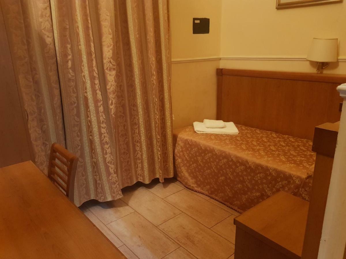 Single Room with French Bed,687193551:JPEG