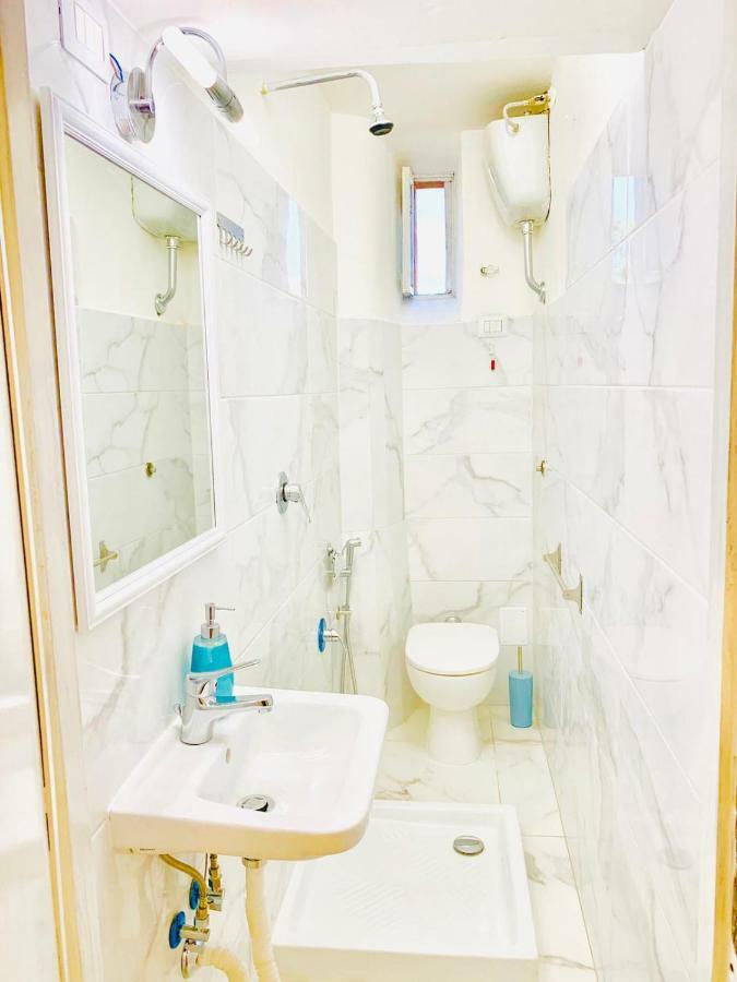 Posto Letto in Dormitorio Femminile con 6 Letti