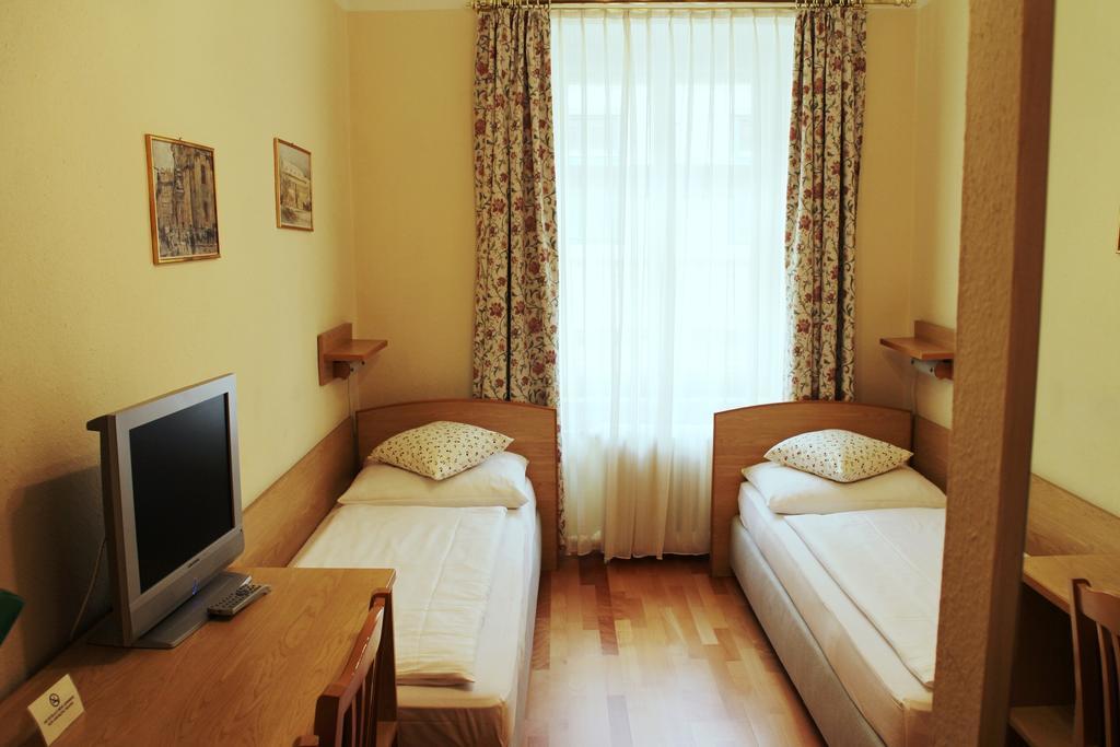Camera Doppia con Letti Singoli