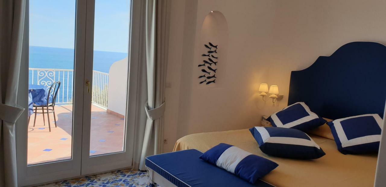 Camera Tripla Superior con Balcone e Vista Mare