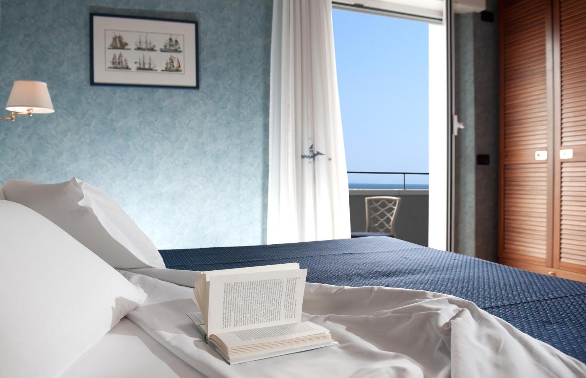 Superior Double or Twin Room Lateral Sea View