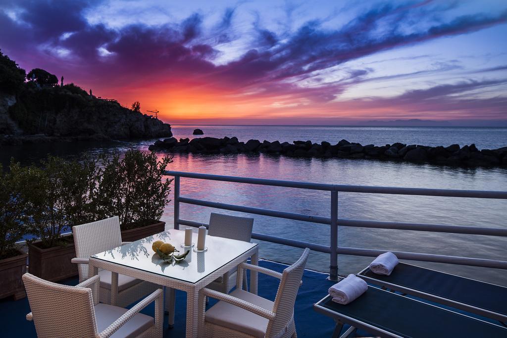 Luxury One-Bedroom Apartment with Sea View,81261582:JPEG