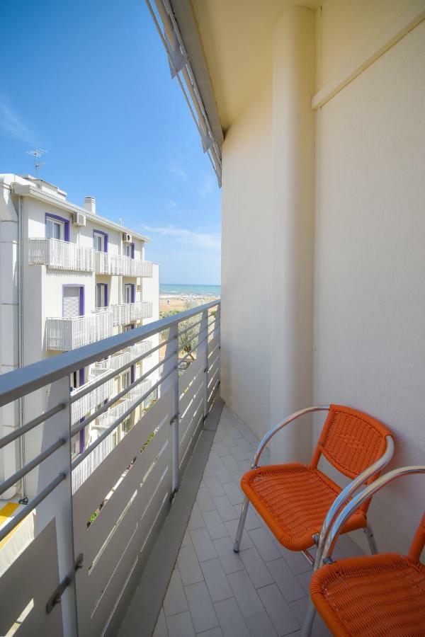 Camera Familiare con Balcone e Vista Mare Laterale (2 Adulti + 1 Bambino)