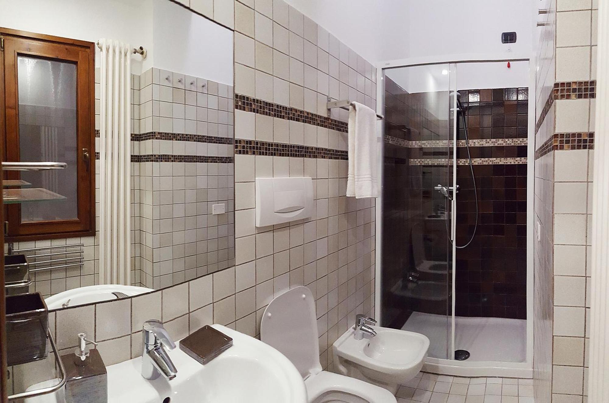 Camera Matrimoniale/Doppia con Letti Singoli con Bagno Privato Esterno