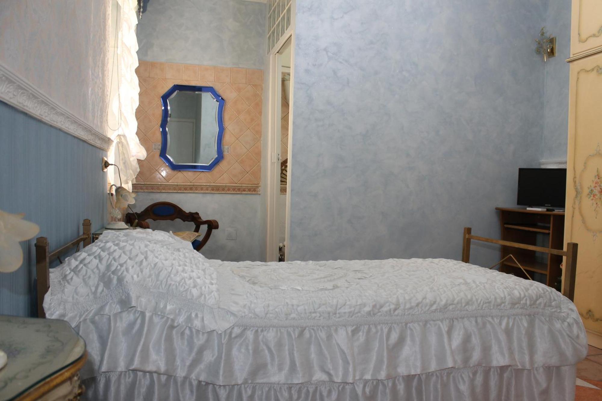 Single Room,823070669:JPEG