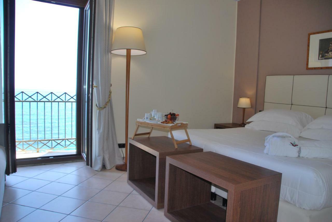 Double or Twin Room Sea View