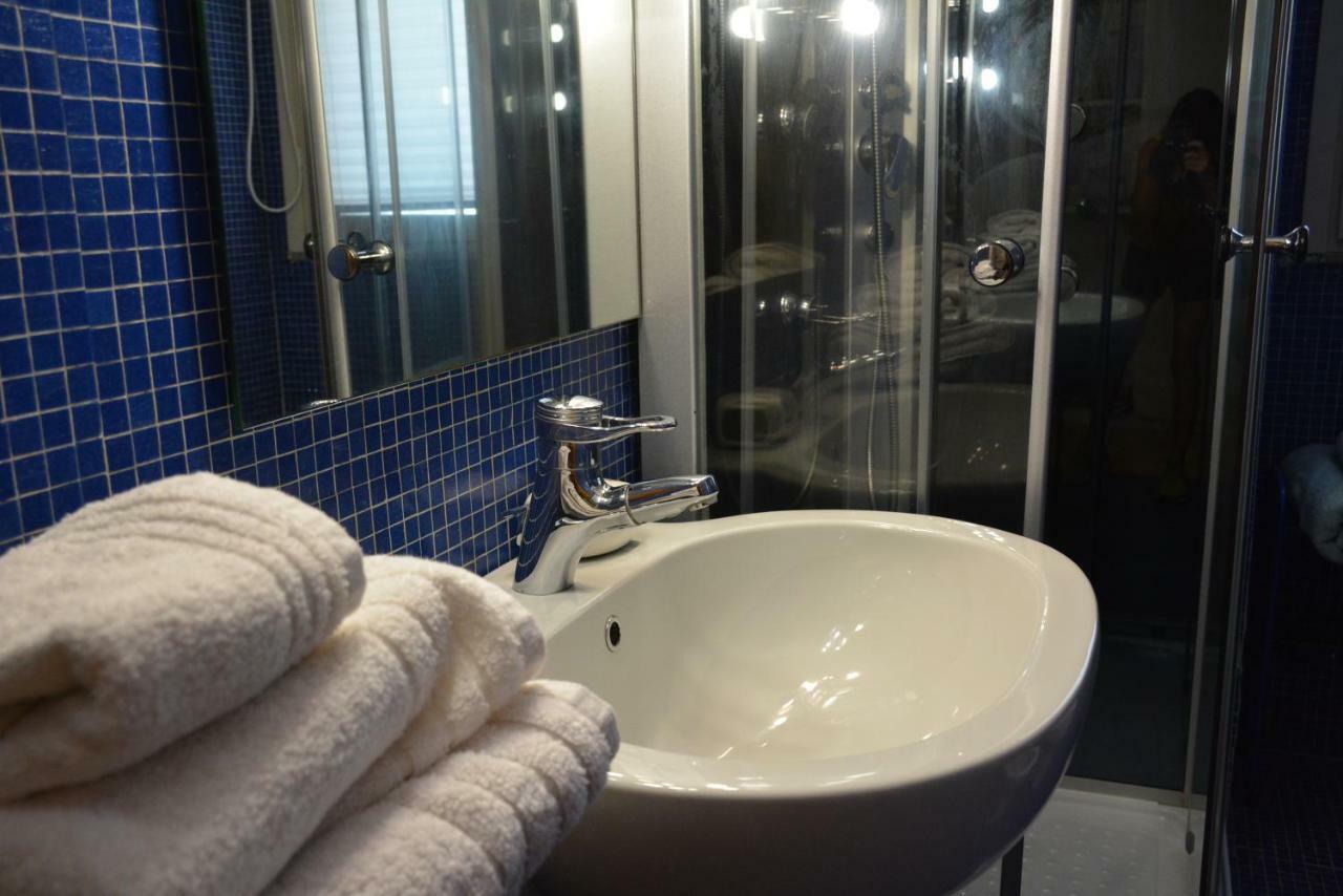 Camera Matrimoniale/Doppia con Letti Singoli con Bagno Privato Esterno