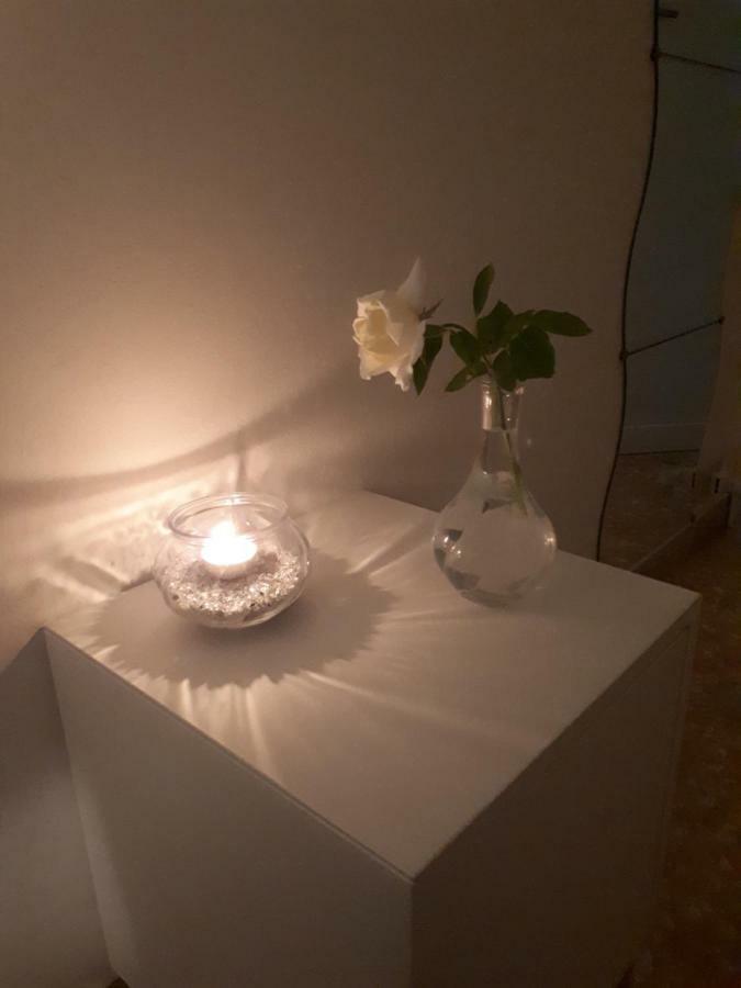 Camera Matrimoniale Deluxe con Letto Supplementare e Bagno in Comune
