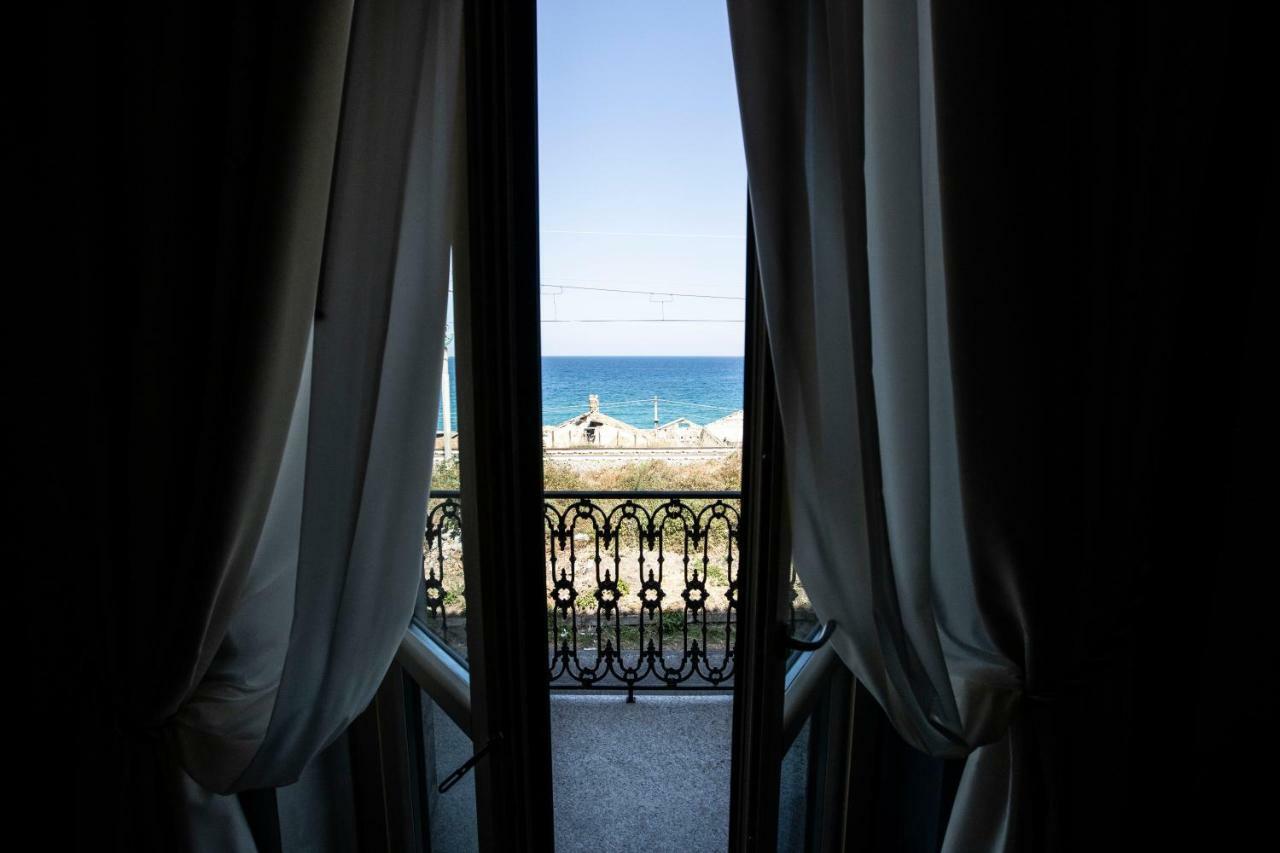 Camera Matrimoniale con Balcone e Vista Mare