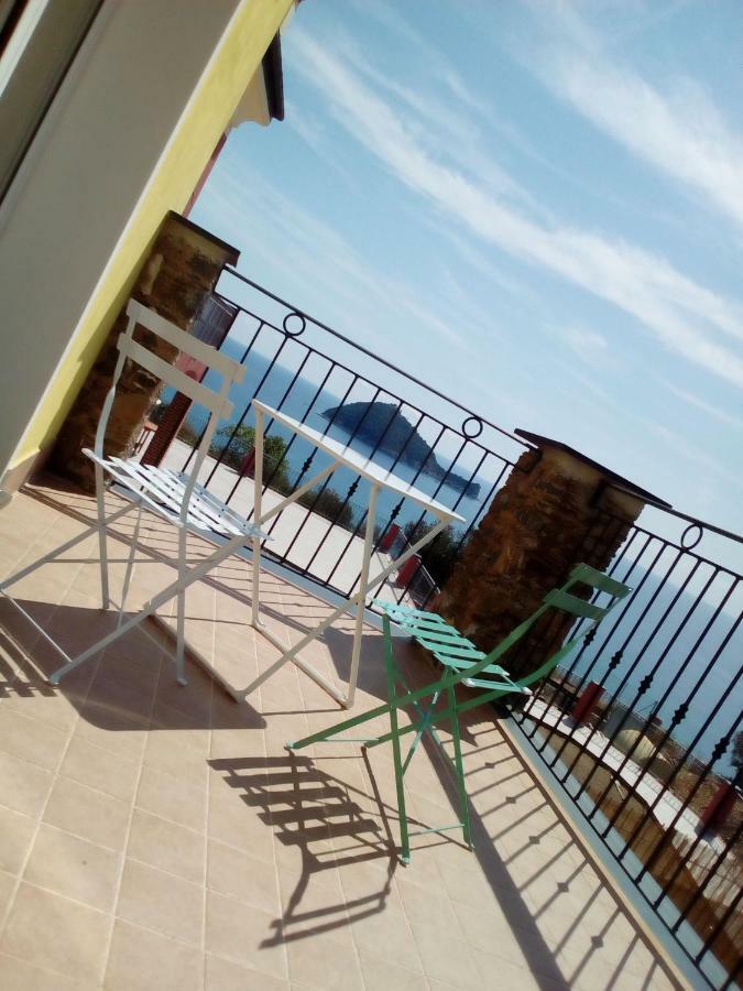 Camera Matrimoniale con Balcone e Vista Mare