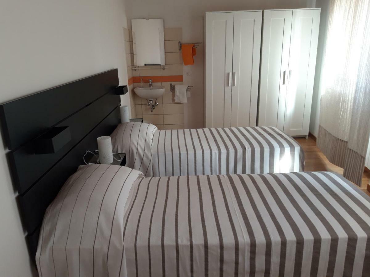 Camera Matrimoniale/Doppia con Letti Singoli con Bagno in Comune