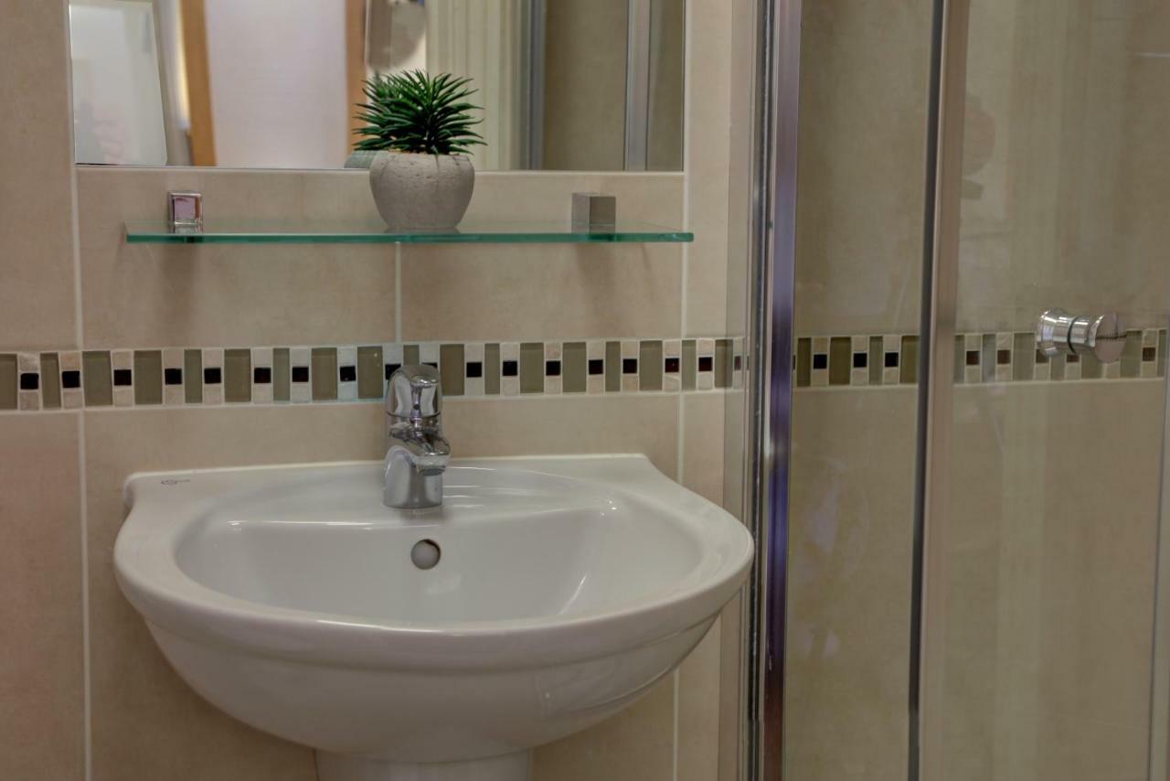 Camera Tripla Standard con 1 Letto Matrimoniale e 1 Letto Singolo - Non Fumatori