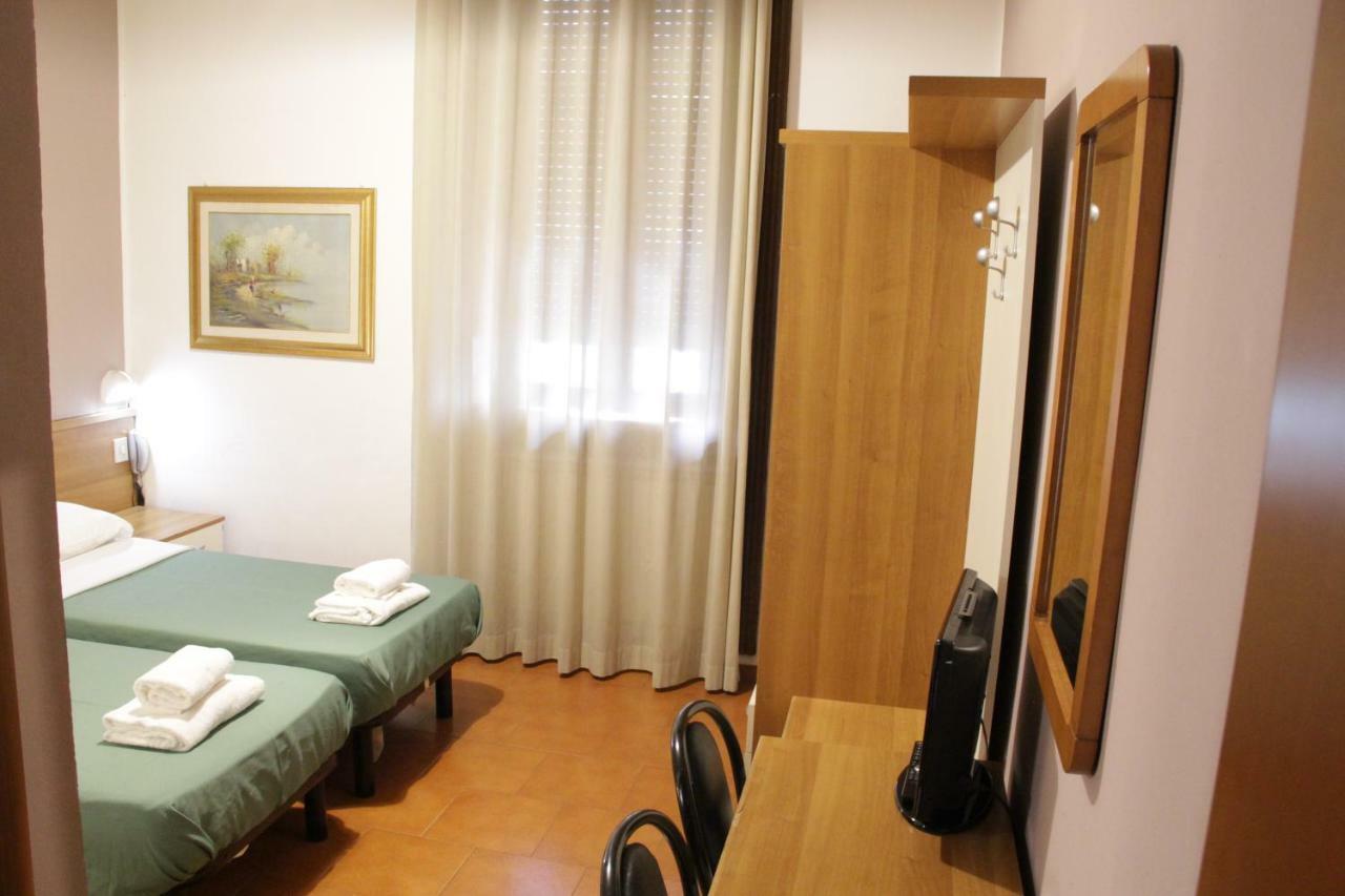 Camera Standard Doppia con Letti Singoli con Bagno in Comune