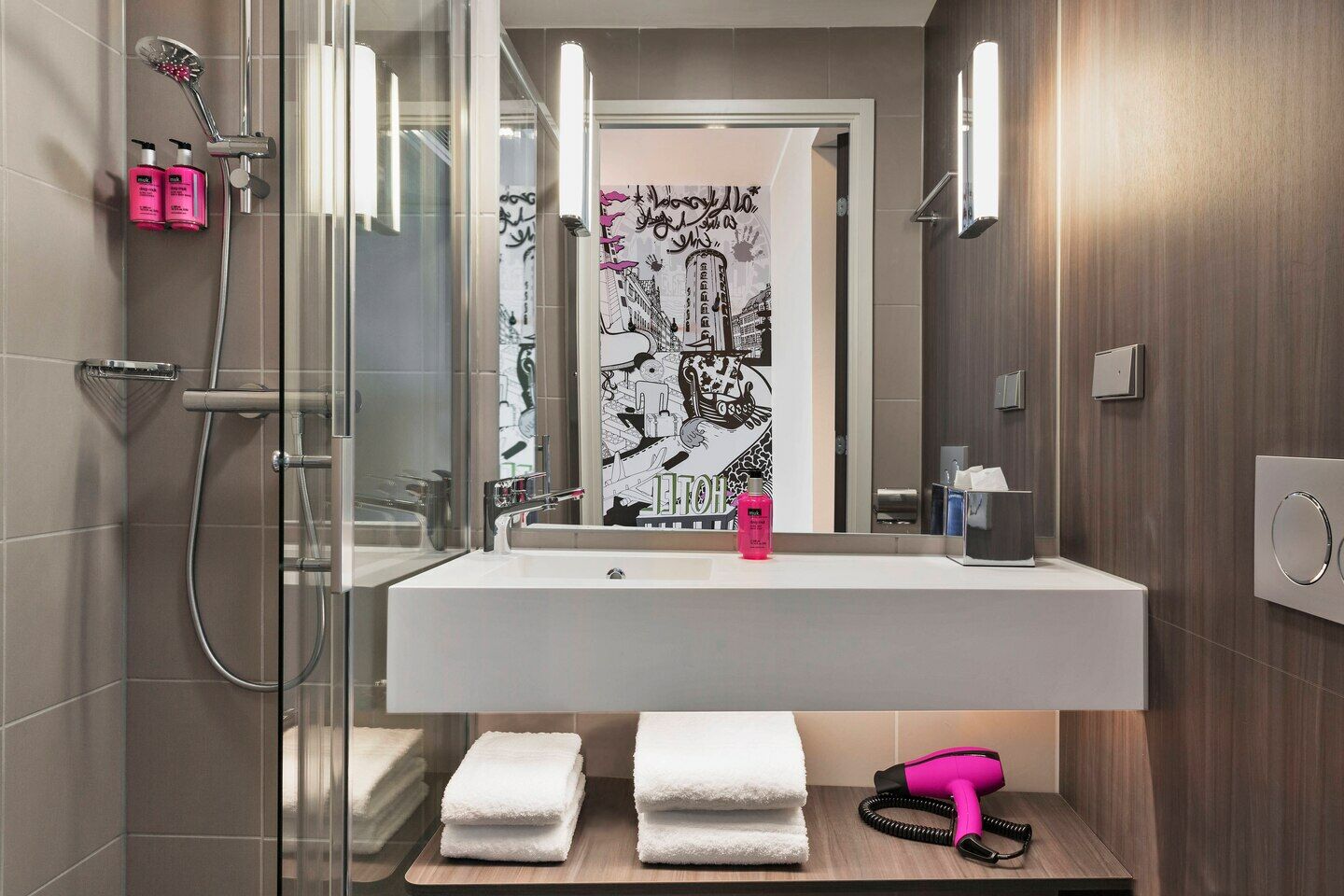 Moxy Queen Sleeper Room City View