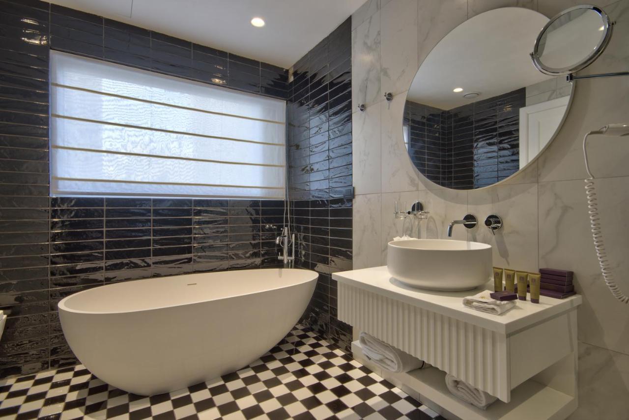 Executive Suite Kitchenette & Outdoor Spa Bath