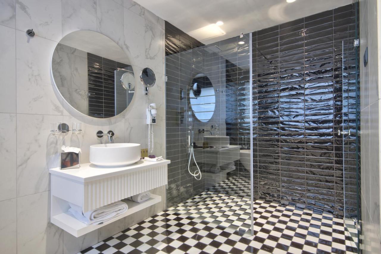 Executive Suite Kitchenette & Outdoor Spa Bath