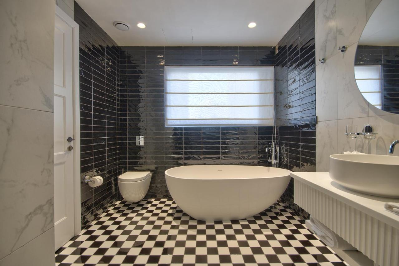 Executive Suite Kitchenette & Outdoor Spa Bath