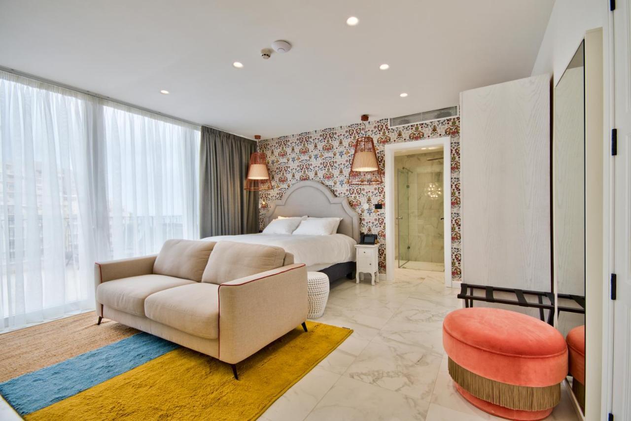 Executive Suite Kitchenette & Outdoor Spa Bath
