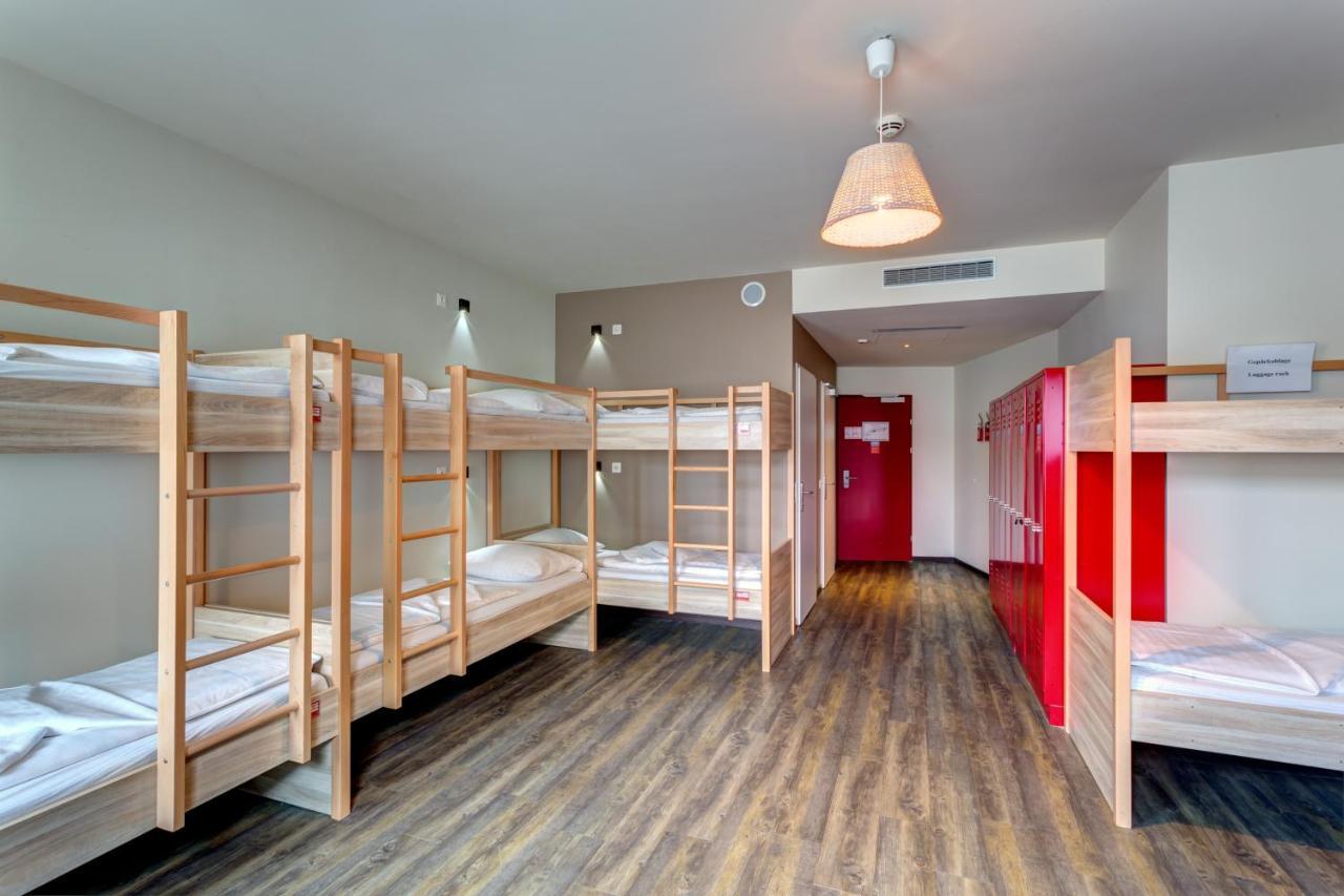Posto Letto in Dormitorio Misto con 9 Letti