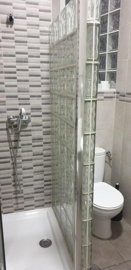 Camera Doppia con Letti Singoli e Bagno in Comune