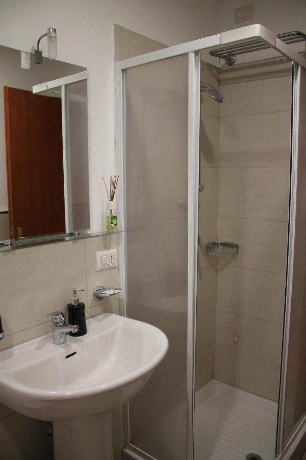 Deluxe Double Room Shower