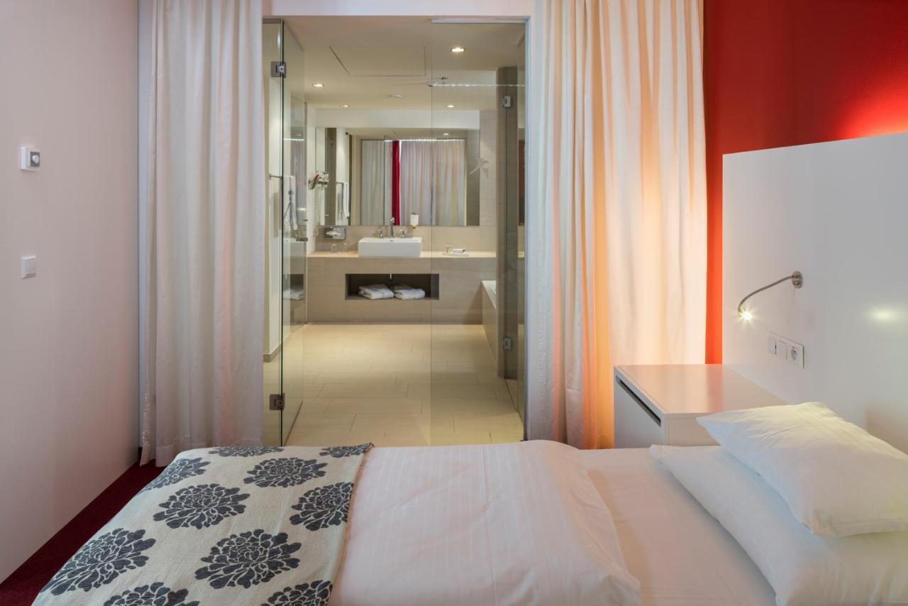 Senior Suite access to Rooftop Lounge