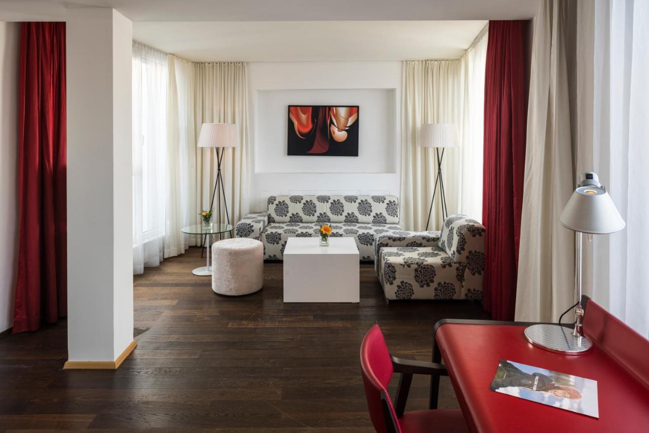 Senior Suite access to Rooftop Lounge