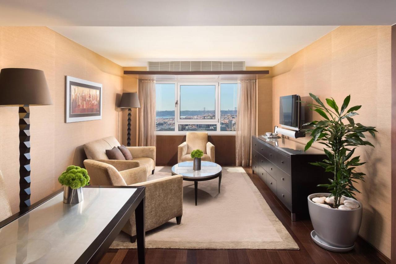 Executive Suite Club lounge access 1 Queen Skyline view