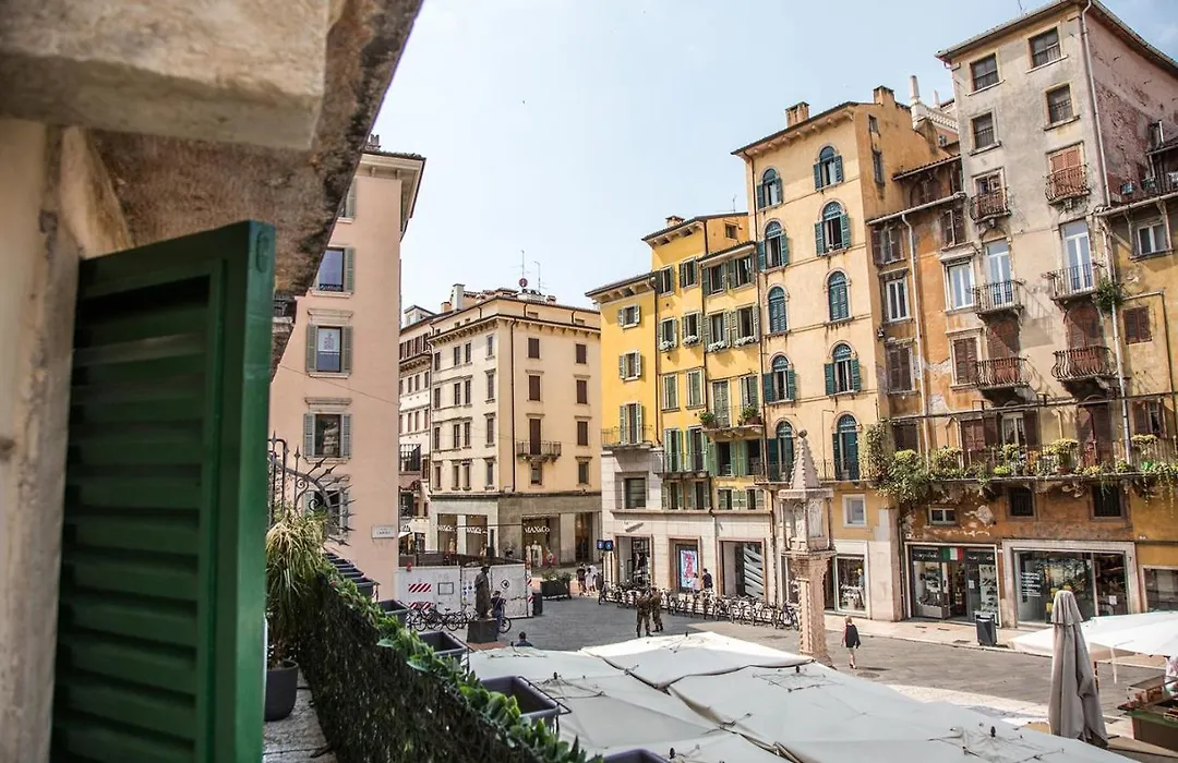 Aurelia Luxury - Piazza delle Erbe-1