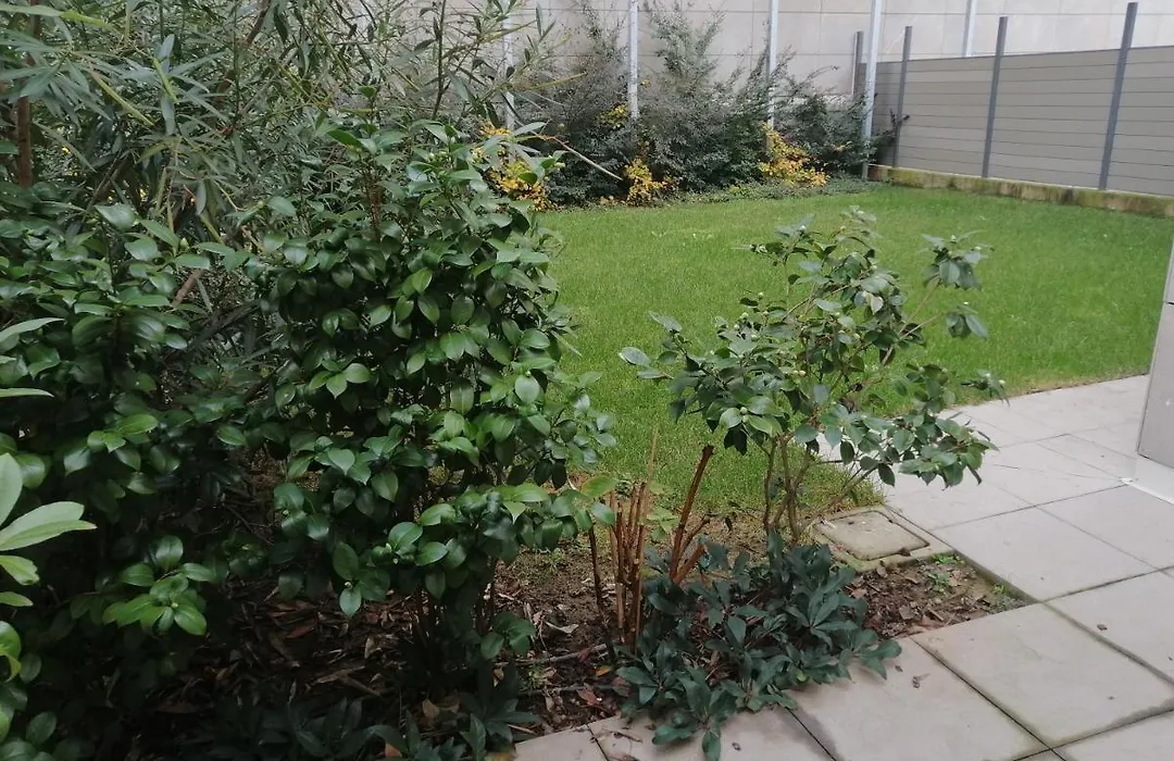ampio appartamento con giardino e box-1