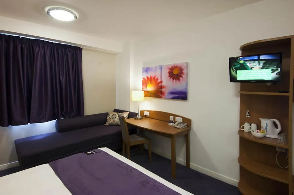 Premier Inn Edinburgh Princes Street-1