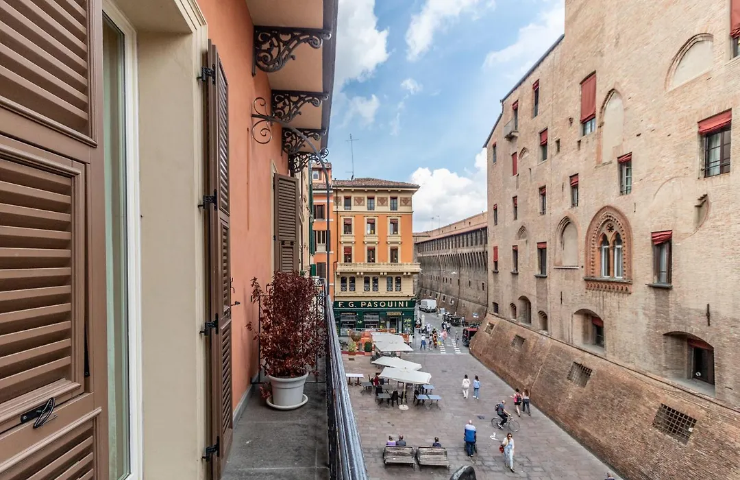 Casa Isolani Piazza Maggiore-1