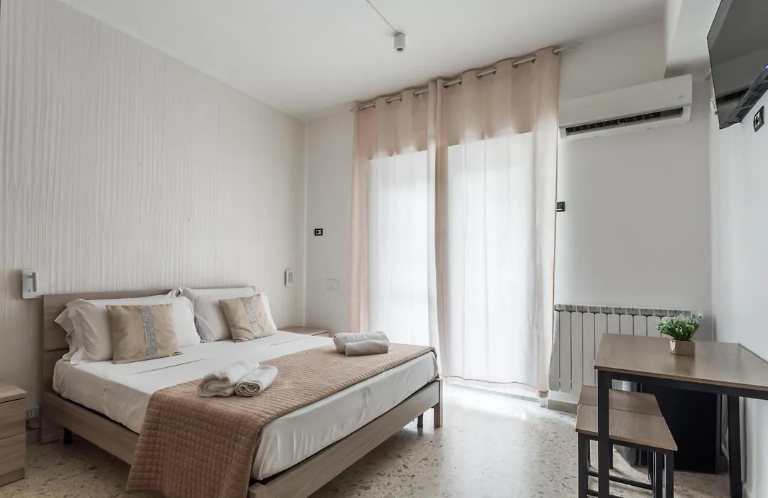 Napoli Fly Guest House 290-1