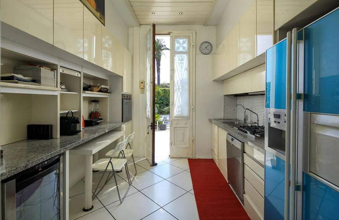 Albergo moderno con bella piscina-1