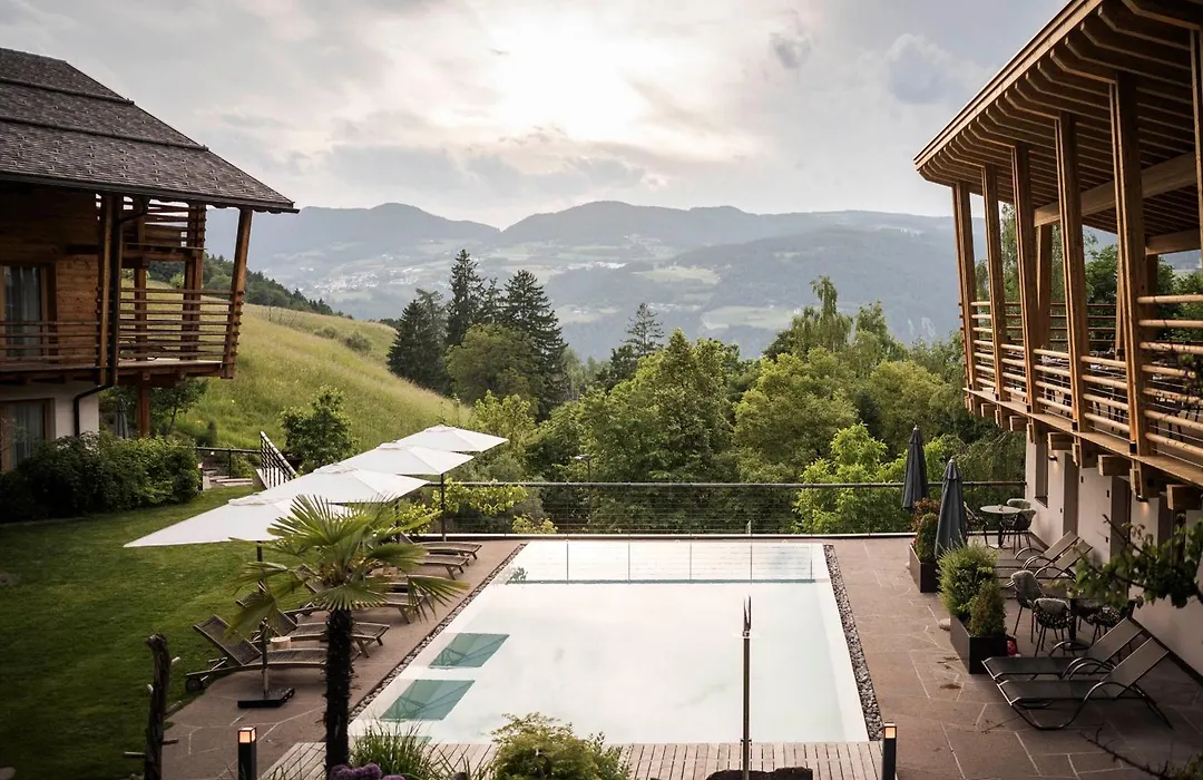 Presulis Hideaway Apartments & Restaurant-1
