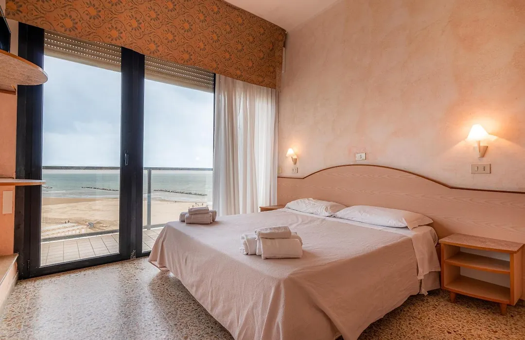 Hotel Crown-1