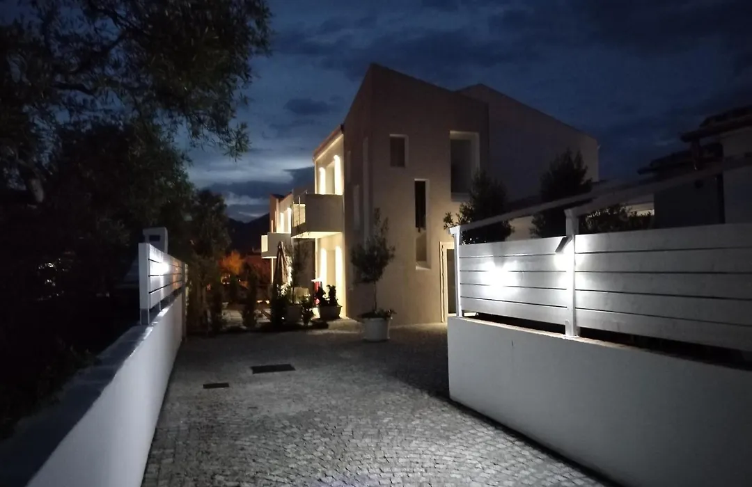 Villa Est-1
