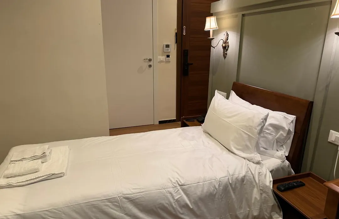 Modi Hotel-1