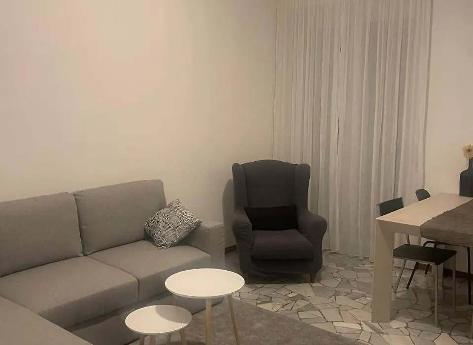 Confortevole appartamento con costosa ristrutturazione in Viale Massenzio Masia-1