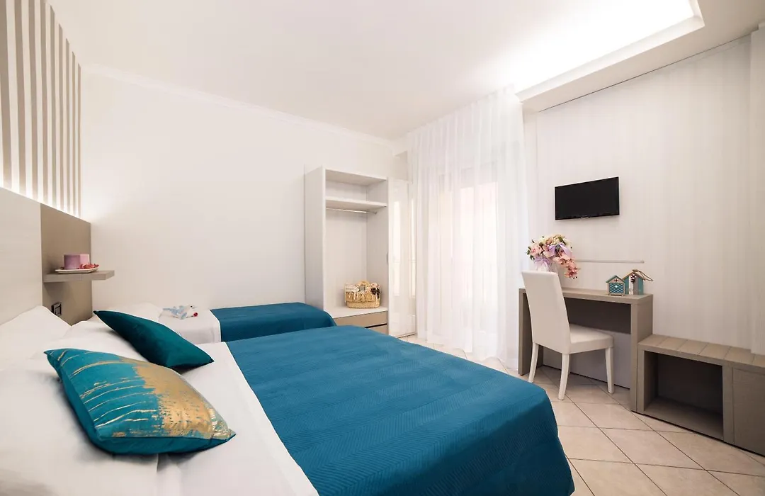 Viva Beach Hotel - 20M From The Beach & Large Breakfast-1