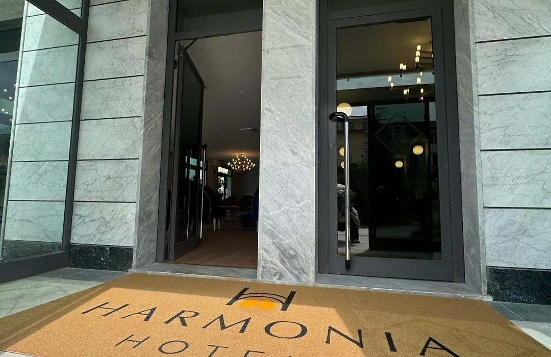 Hotel Harmony-Smile-1